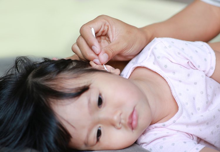 शिशु के कान से जमी हुई मैल साफ करें इस तरह how to clean a baby ear